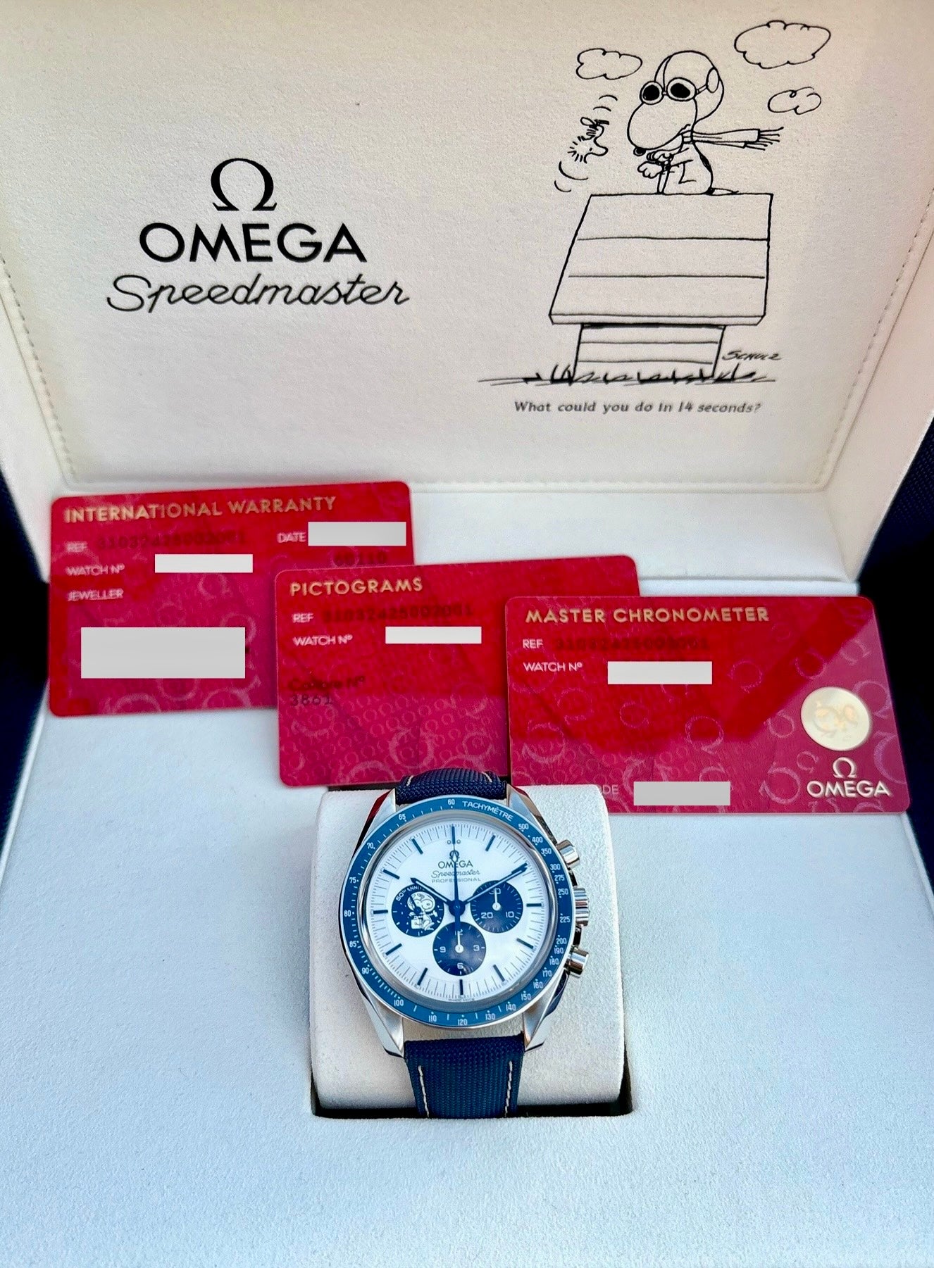 SOLD / ON REQUEST Omega Speedmaster Silver Snoopy Award 310.32.42.50.02.001