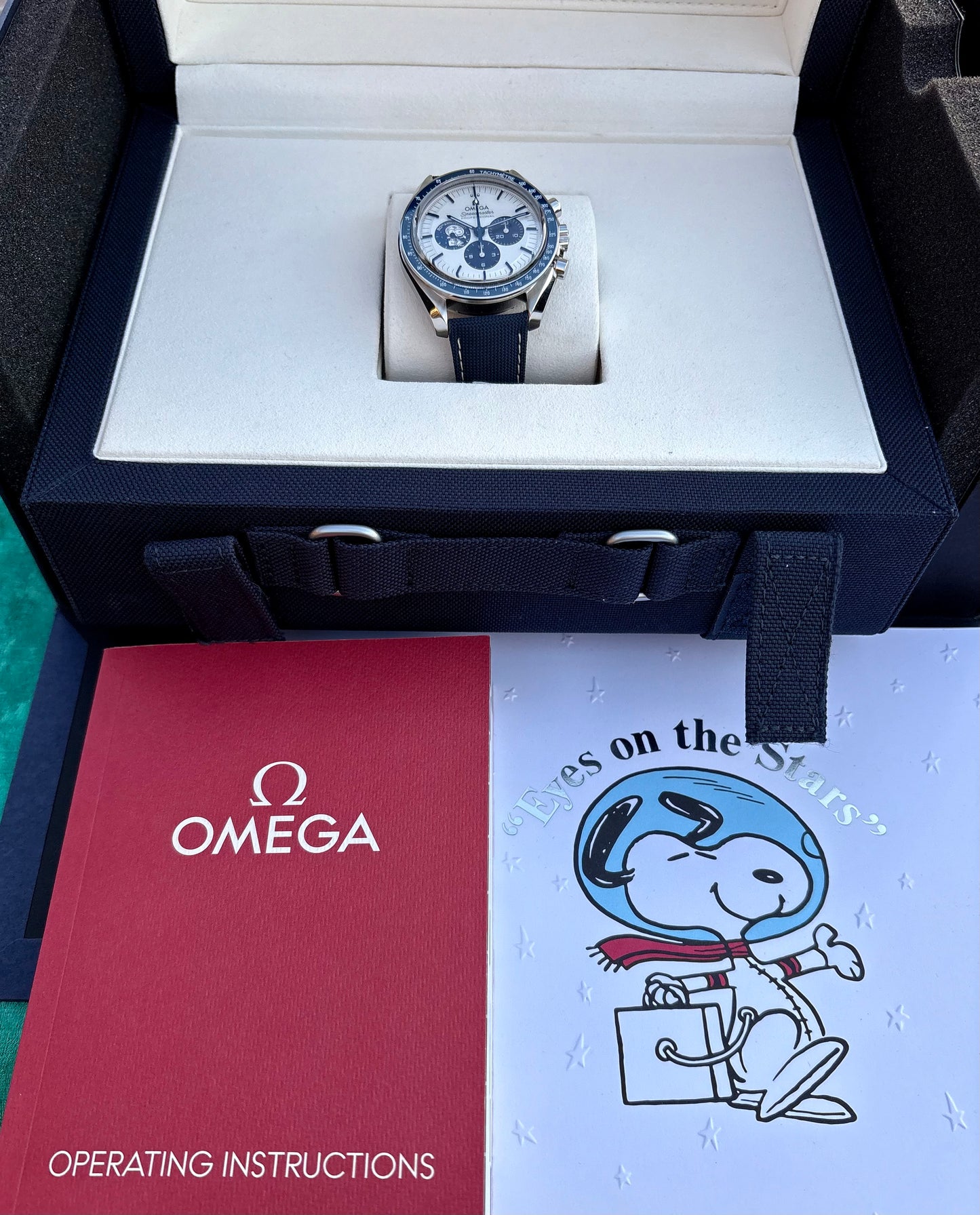SOLD / ON REQUEST Omega Speedmaster Silver Snoopy Award 310.32.42.50.02.001