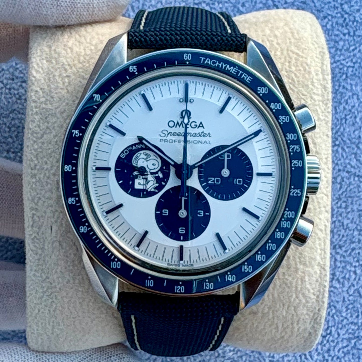SOLD / ON REQUEST Omega Speedmaster Silver Snoopy Award 310.32.42.50.02.001
