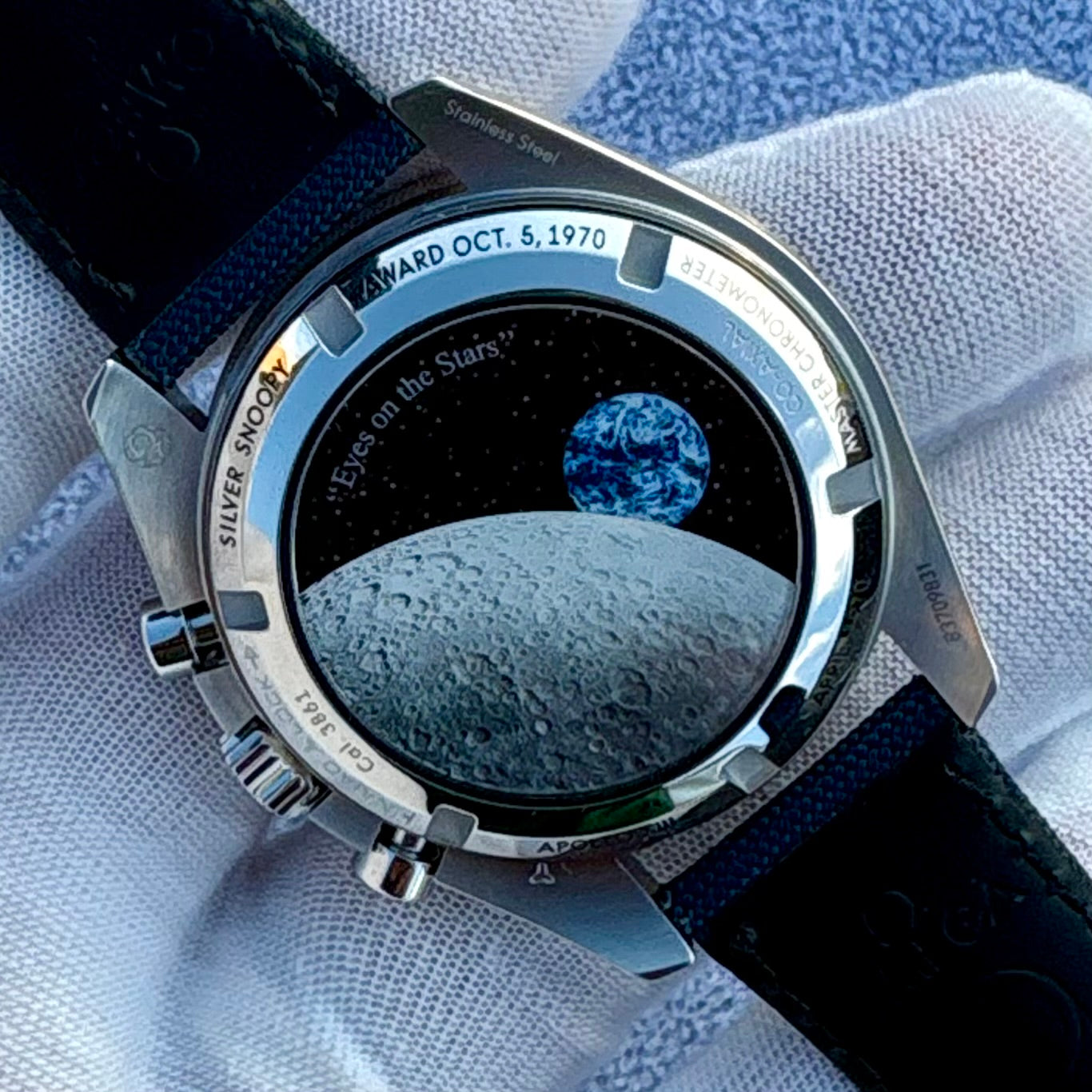 SOLD / ON REQUEST Omega Speedmaster Silver Snoopy Award 310.32.42.50.02.001