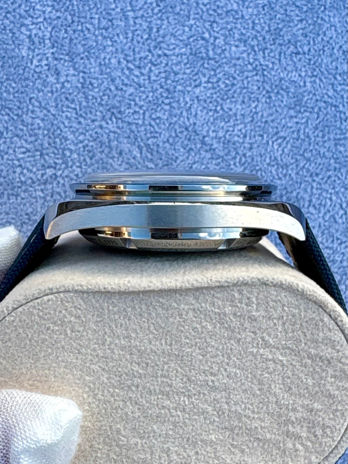 SOLD / ON REQUEST Omega Speedmaster Silver Snoopy Award 310.32.42.50.02.001