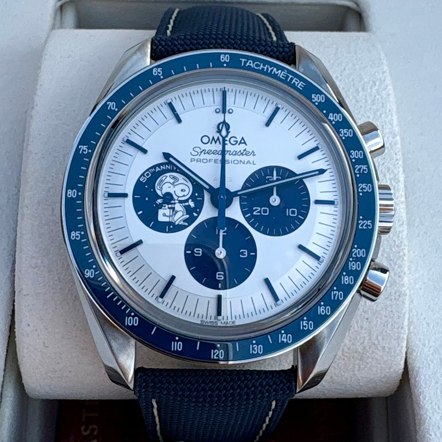 SOLD / ON REQUEST Omega Speedmaster Silver Snoopy Award 310.32.42.50.02.001