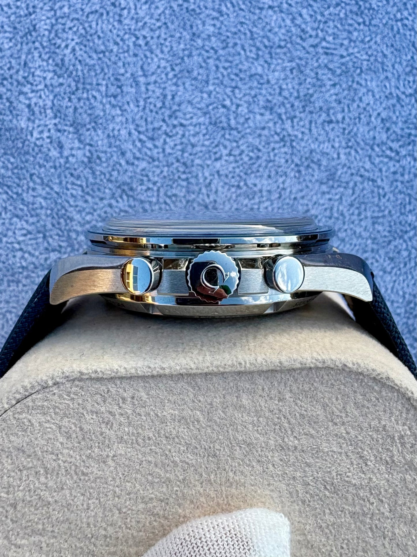 SOLD / ON REQUEST Omega Speedmaster Silver Snoopy Award 310.32.42.50.02.001
