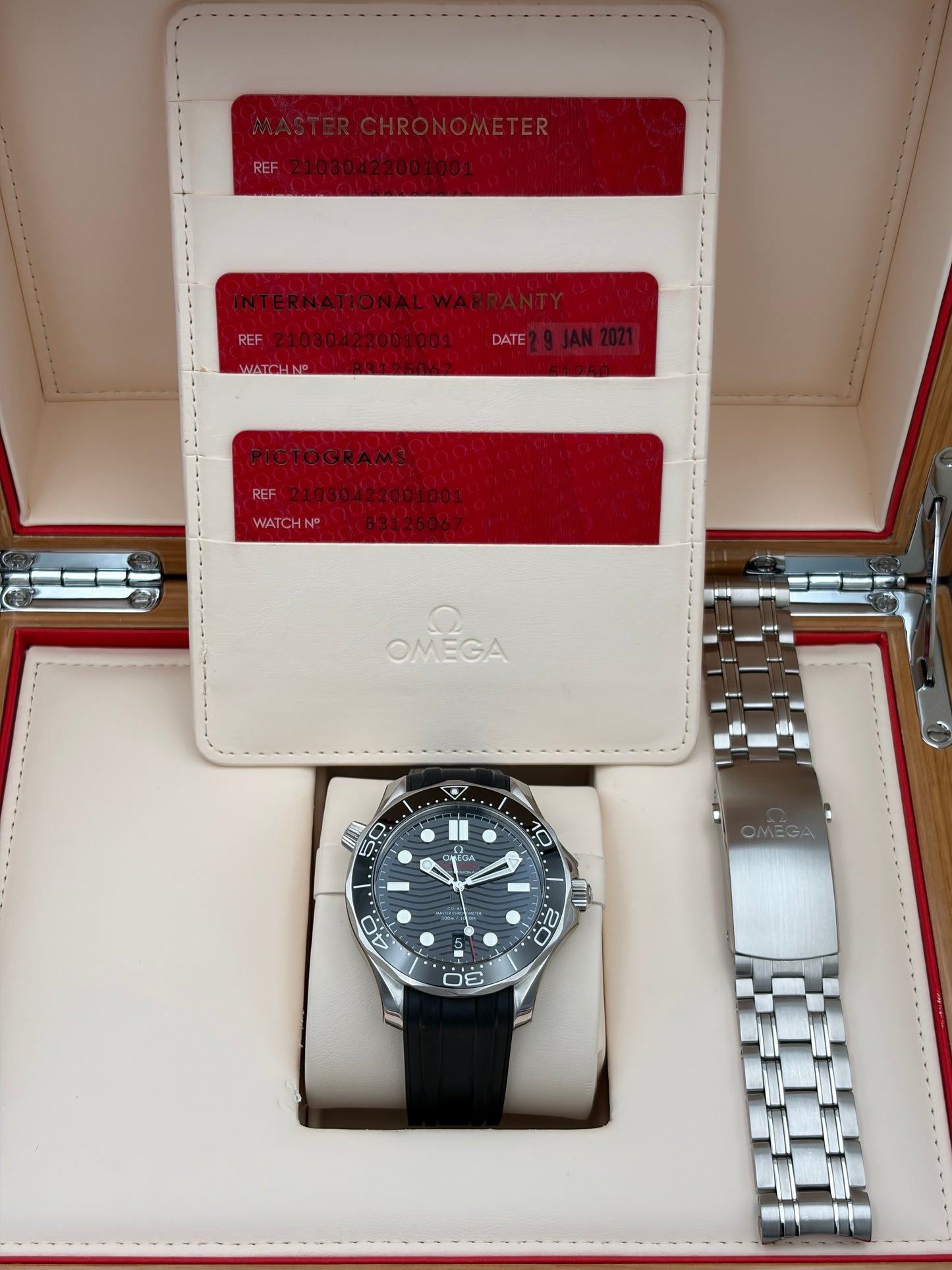 SOLD / ON REQUEST Omega Seamaster Diver 300M Co-Axial Master Chronometer 42mm 210.30.42.20.01.001 Extra Rubber Strap
