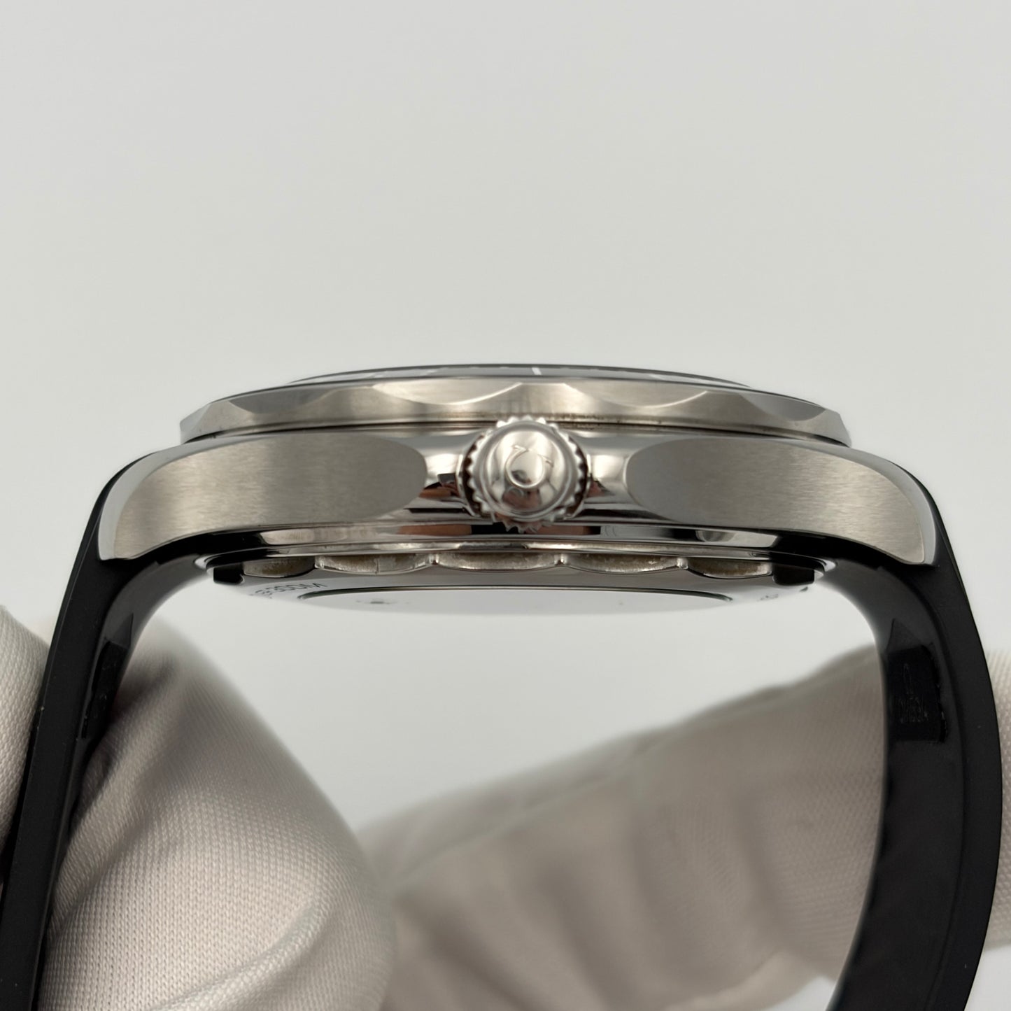 SOLD / ON REQUEST Omega Seamaster Diver 300M Co-Axial Master Chronometer 42mm 210.30.42.20.01.001 Extra Rubber Strap